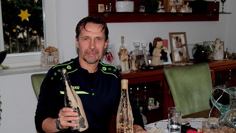 Die zwei Flaschen &bdquo;Flutwein&ldquo; wird Ingo St&ouml;&szlig;el wohl so schnell nicht &ouml;ffnen, sie erinnern ihn an die Eins&auml;tze.