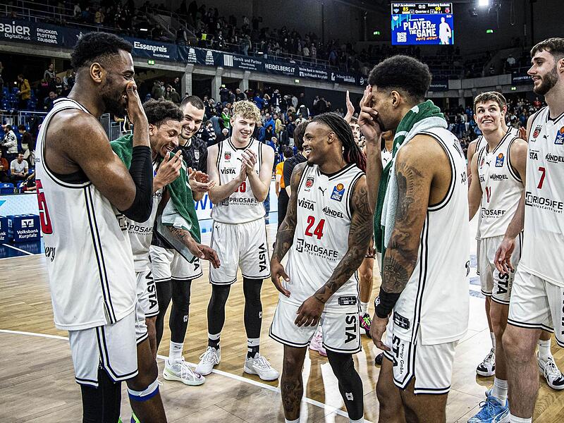 Beste Laune bei den Bambergern um Cobe Williams (Mitte) nach Saisonsieg Nummer 16. Beste Laune bei den Bambergern um Cobe Williams (Mitte) nach Saisonsieg Nummer 16.