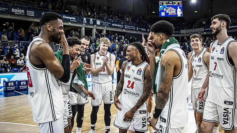 Beste Laune bei den Bambergern um Cobe Williams (Mitte) nach Saisonsieg Nummer 16. Beste Laune bei den Bambergern um Cobe Williams (Mitte) nach Saisonsieg Nummer 16.