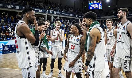 Beste Laune bei den Bambergern um Cobe Williams (Mitte) nach Saisonsieg Nummer 16. Beste Laune bei den Bambergern um Cobe Williams (Mitte) nach Saisonsieg Nummer 16.