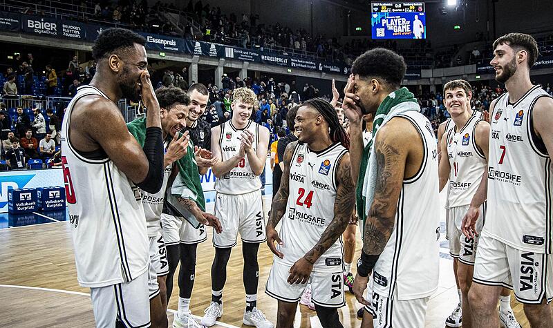 Beste Laune bei den Bambergern um Cobe Williams (Mitte) nach Saisonsieg Nummer 16.