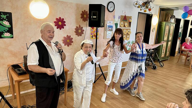 Gerald und Agnes Schmandt, Agnes Schäfer und Fatma Breunig (von links) beim Auftritt im Zentrum für Betreuung und Pflege in Herzogenaurach.