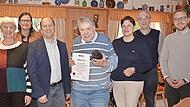 Verleihung der „Bildungseule" an Ideengeber und Vorstandsmitglied Reinhard Autolny: Veronika Hammer, Annegret Kestler, Ralf Völkl, Preisträger Reinhard Autolny, Angela Hofmann, Dietmar Lang, Sven Hofmann (von links).