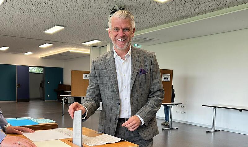 Steffen Vogel (CSU) bei der Stimmabgabe in seinem Wahlkreis Ha&szlig;berge / Rh&ouml;n-Grabfeld