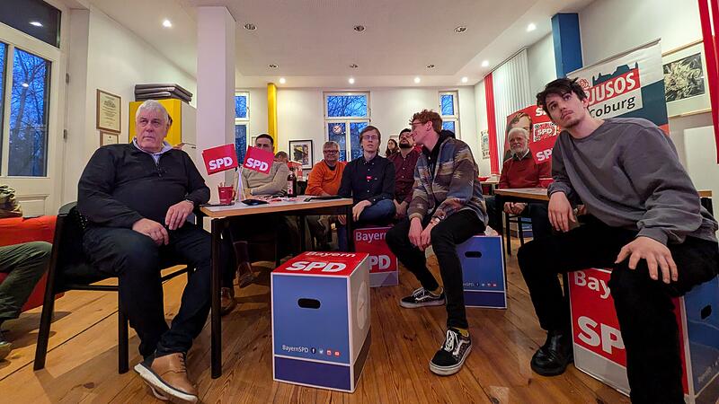 Bundestagswahl: Wahlparty SPD Coburg Die ersten Hochrechnungen sorgen für ernste Gesichter bei der SPD Coburg.