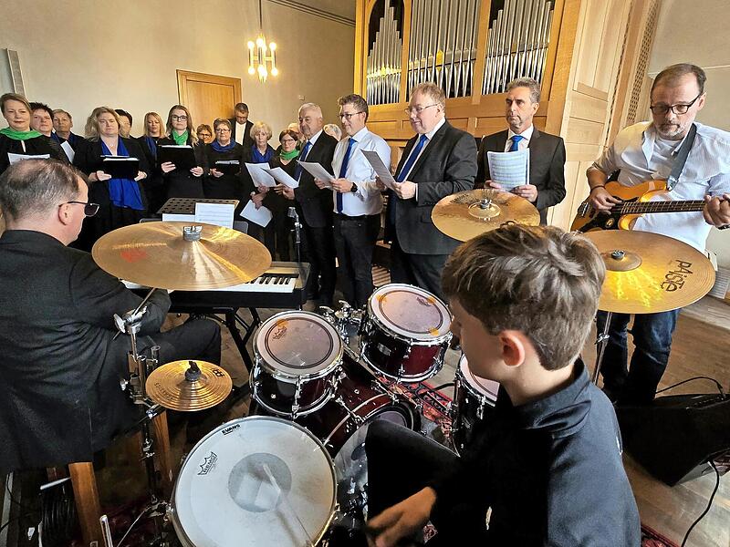 Der Chor singt das Halleluja.