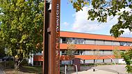 Am Johann-Philipp-von-Schönborn-Gymnasium Münnerstadt können Schüler künftig mit Englisch oder Latein starten.
