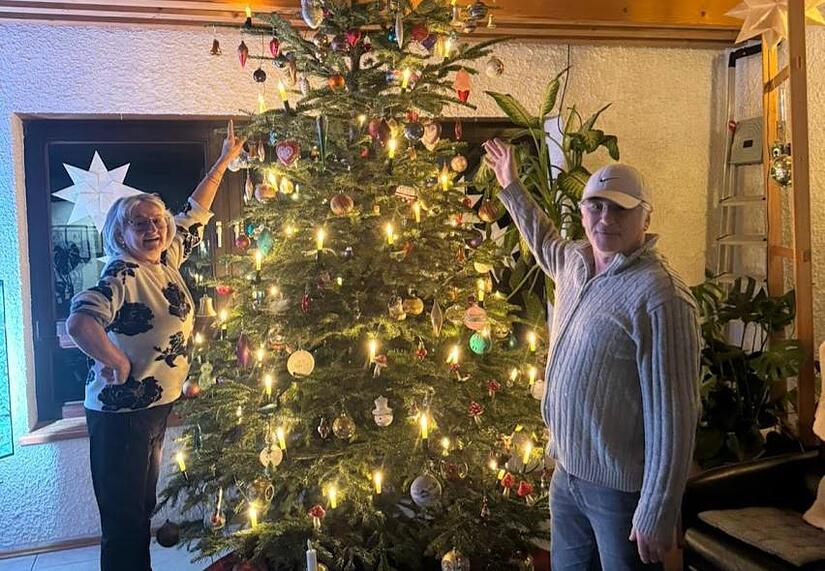Johanna und Freddy Albrecht präsentieren ihren Weihnachtsbaum.Forchheim & Fränkische Schweiz
