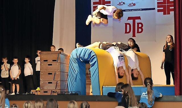 Fliegende junge Leute bei der Salto-Maschine. Fliegende junge Leute bei der Salto-Maschine.