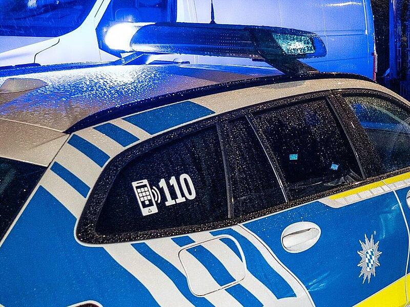 A70 Wonsees: Auto fährt durch Absperrung und prallt gegen Polizeiwagen Polizeiauto bei Einsatz in der Nacht