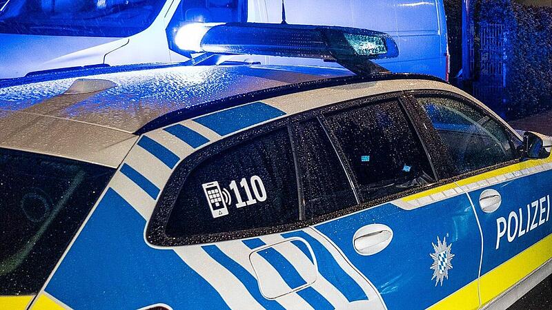 Polizeiauto bei Einsatz in der Nacht