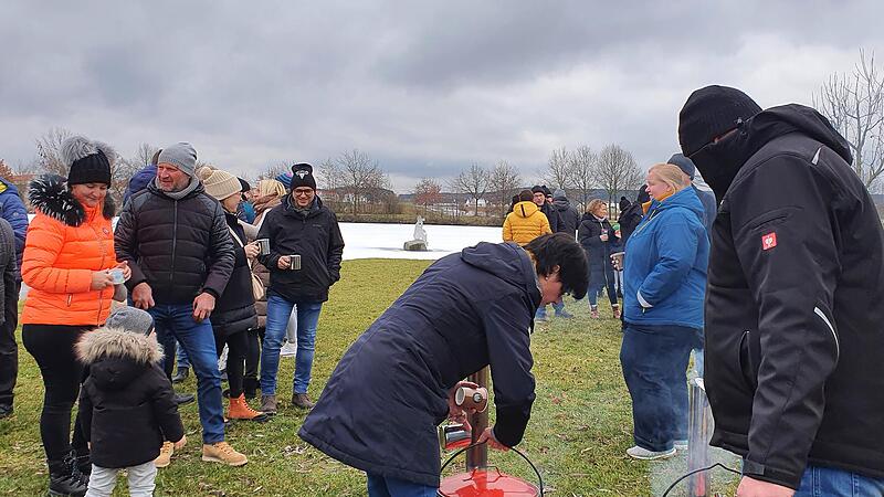 Anne Gunst und Hans Kuhn versorgen die Anwesenden mit Glühwein und Kinderpunsch. Anne Gunst und Hans Kuhn versorgen die Anwesenden mit Glühwein und Kinderpunsch.