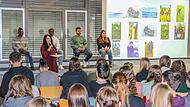 Podiumsdiskussion an der Dr.-Ernst-Schmidt-Realschule Ebern (von rechts): Nahida aus Syrien, Tufan aus Afghanistan, Seba und André, Elfenbeinküste, am Mikrofon Heidi Hauguth.