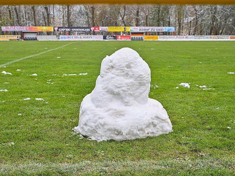 Schnee auf Fußballplatz