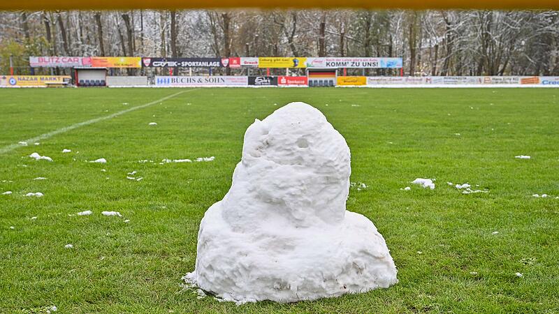 Schnee auf Fußballplatz