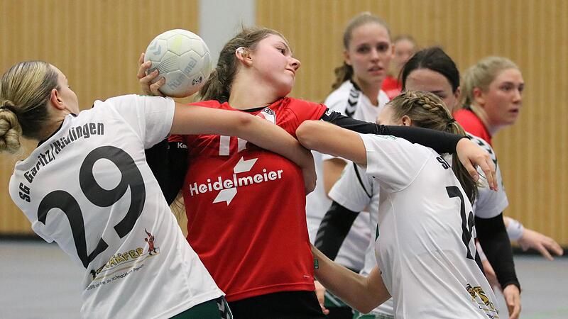 Selina Vogler vom FC Bad Br&uuml;ckenau &uuml;berwindet in dieser Szene die Defensivabteilung der SG Garitz/N&uuml;dlingen.