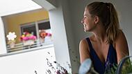 Eine junge Frau auf einem Balkon