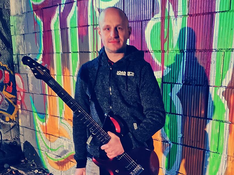 Die Gitarre ist sein Instrument: Sebastian H&uuml;mmer leitet den Arbeitskreis musischer Gynasien in Bayern.