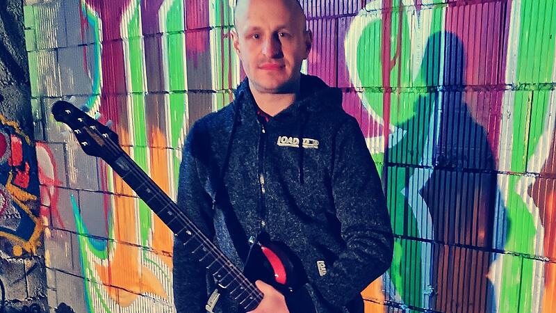 Die Gitarre ist sein Instrument: Sebastian H&uuml;mmer leitet den Arbeitskreis musischer Gynasien in Bayern.