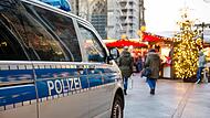 Einsatzwagen der Polizei parkt vor einem Weihnachtsmarkt. Seit dem Anschlag auf dem Berliner Breitscheidplatz ist das Bewusstsein f&uuml;r drohende islamistische Anschl&auml;ge gestiegen &ndash; und auch die Sicherheitsma&szlig;nahmen.