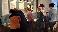Museumsbesucher interessieren sich f&uuml;r die Exponate im Stadtmuseum Erlangen.