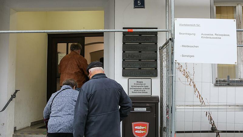 Warten vor dem Einwohnermeldeamt:  Forchheimer  Bürger  in der Sattlertorstraße.Forchheim & Fränkische Schweiz