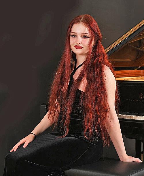 Die Jungpianistin Rum&auml;niens Inya Cutova wirkt im Konzert mit dem M&auml;nnerchor Eintracht Reuth mit.