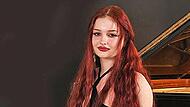 Die Jungpianistin Rum&auml;niens Inya Cutova wirkt im Konzert mit dem M&auml;nnerchor Eintracht Reuth mit.