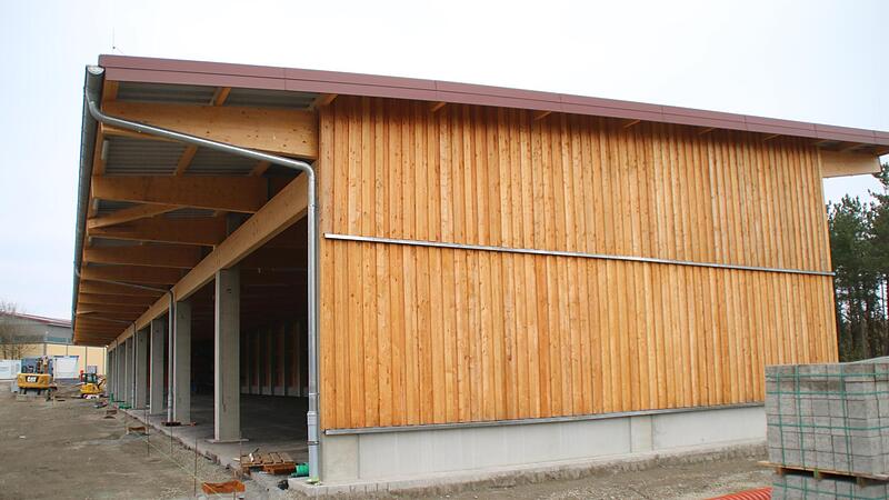 Die Außenanlage der neuen Fahrzeughalle auf der Deponie des Landkreises wird derzeit in Angriff genommen. Neu genehmigt wurden der Umbau der Sanitäranlage und der Neubau eines Treppenhauses.