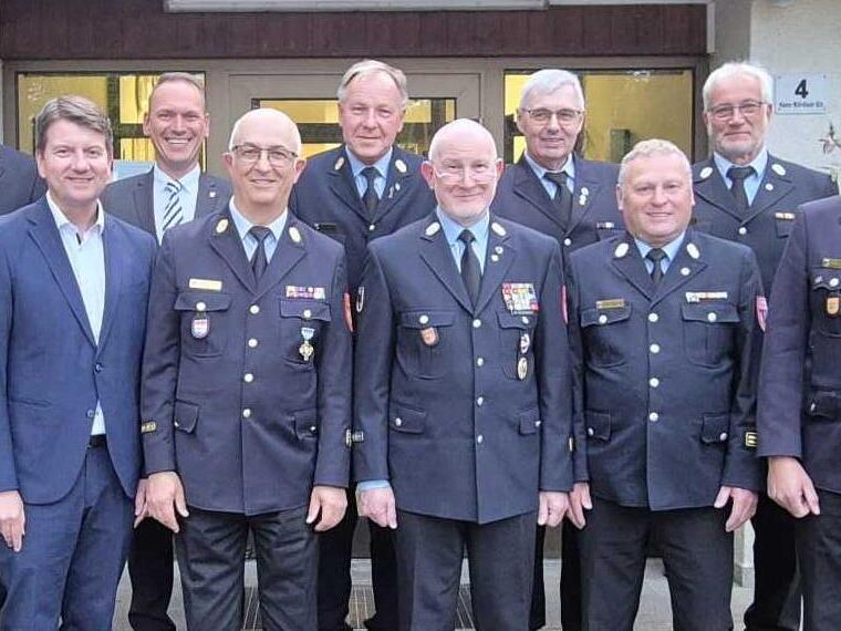 Ehrung Inspektion (von links hinten): KBR Markus Ullrich, Bürgermeister Mario Götz, Benno Metz, Wolfgang Kenner, Elmar Eisenmann, (vorne von links) Landrat Thomas Bold, Staatssekretär Sandro Kirchner, Roland Geis, Christian Neugebauer, Volker Häge...