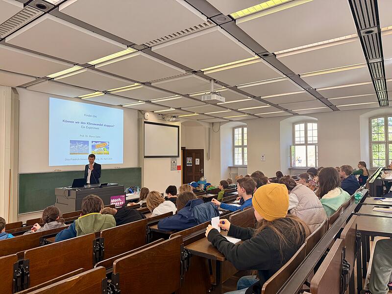 Brot und Spiele: Als Gastgeschenk gab es f&uuml;r die jungen Besucher der Kinder-Uni Kugelschreiber und Block. Das Papier wurde eifrig bemalt und vollgekritzelt.