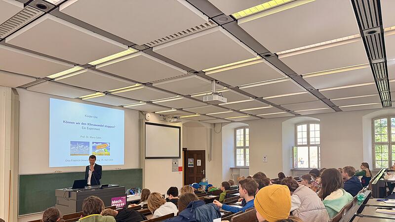 Brot und Spiele: Als Gastgeschenk gab es f&uuml;r die jungen Besucher der Kinder-Uni Kugelschreiber und Block. Das Papier wurde eifrig bemalt und vollgekritzelt.