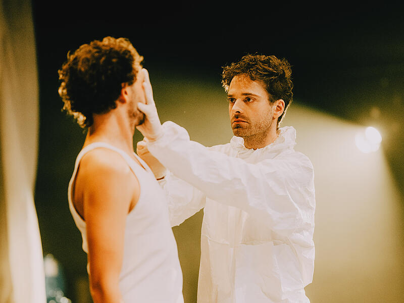 Moderner Performer: E.T.A -Hoffmann-Theater Bamberg gibt Felix Krull, hier von links die Schauspieler Leon Tölle und Marek Egert. v.li: Leon Tölle, Marek Egert