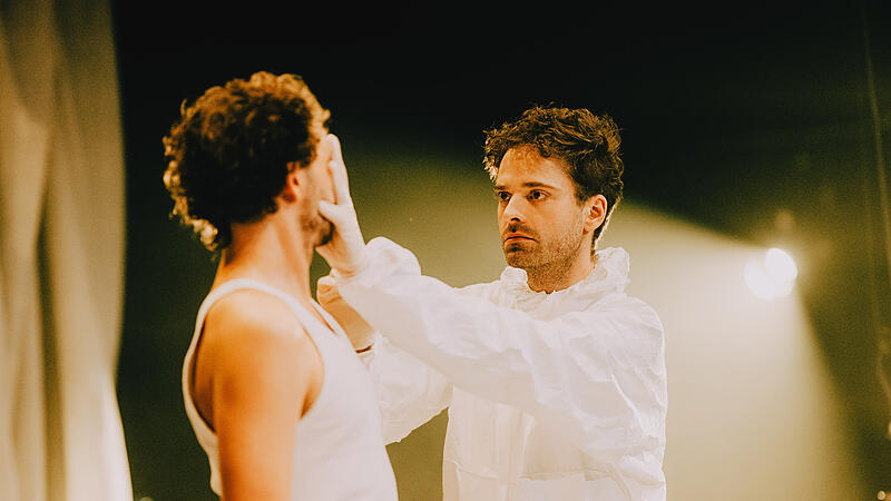 Moderner Performer: ETA Hoffmann Theater Bamberg gibt Felix Krull v.li: Leon Tölle, Marek Egert