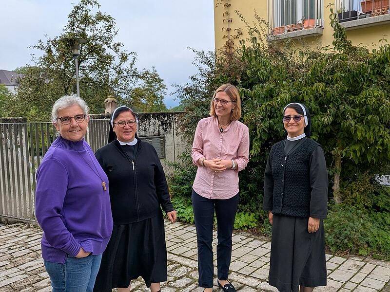 Kongregation der St. Franziskusschwestern Freuen sich auf ihr Franziskanisches Zentrum: Schwester Dorothea, Schwester Beatriz, Geschäftsführerin Elisabeth Ring, Kongregationsleiterin Schwester Fanny Terán Tejeda (von links).