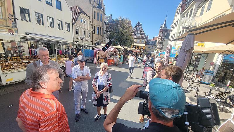 Nach ihrem Austritt aus der AfD war Freia Lippold-Eggen (Mitte) gefragte Interviewpartnerin. Das Foto zeigt sie mit einem Team von “sternTV“ bei Aufnahmen im September. Im Hintergrund: der Wahlkampf-Stand der AfD Kreisverband Bad Kissingen.