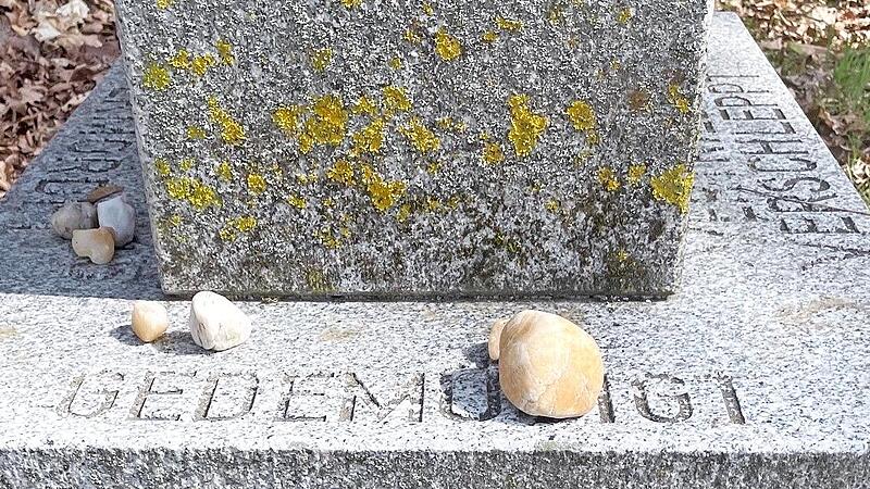 Steine werden von den Besuchern auf den Grabst&auml;tten abgelegt.
