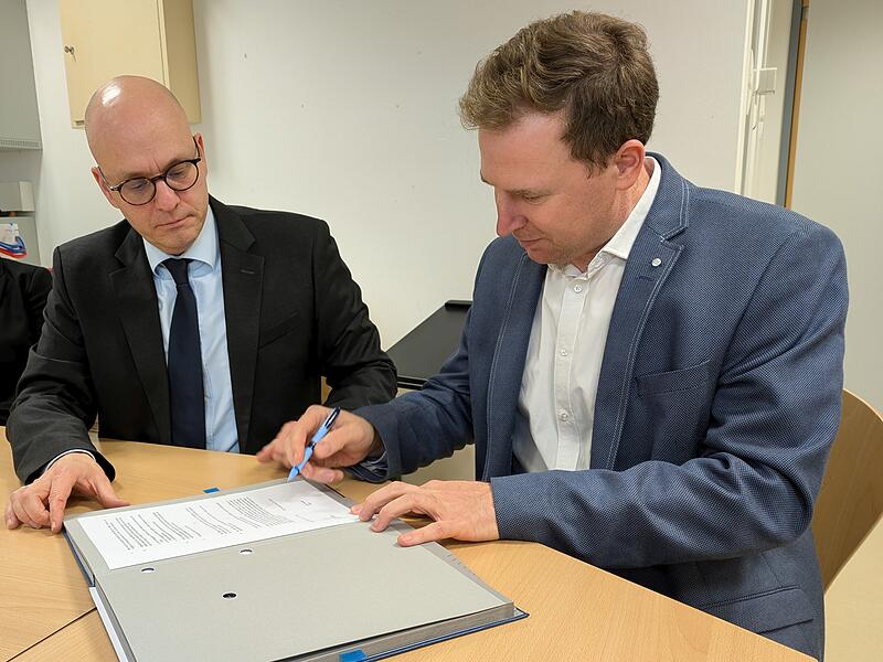 Oberbürgermeister Dirk Vogel und Caritasvorstand David Hettiger unterzeichnen die Verträge. Oberbürgermeister Dirk Vogel und Caritasvorstand David Hettiger unterzeichnen die Verträge.