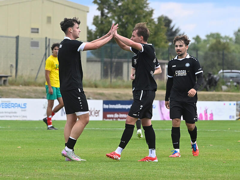 Florian Seiler (links) bejubelt zusammen mit Tim Oikonomides seinen bislang letzten Treffer gegen die 'Zweite' der DJK Bamberg im August.