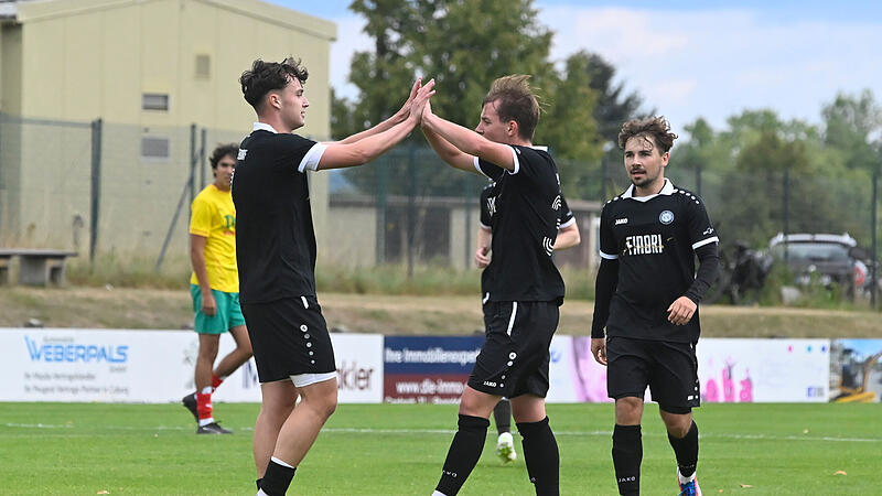 Florian Seiler (links) bejubelt zusammen mit Tim Oikonomides seinen bislang letzten Treffer gegen die 'Zweite' der DJK Bamberg im August. Florian Seiler (links) bejubelt zusammen mit Tim Oikonomides seinen bislang letzten Treffer gegen die 'Zweite' der DJK Bamberg im August.