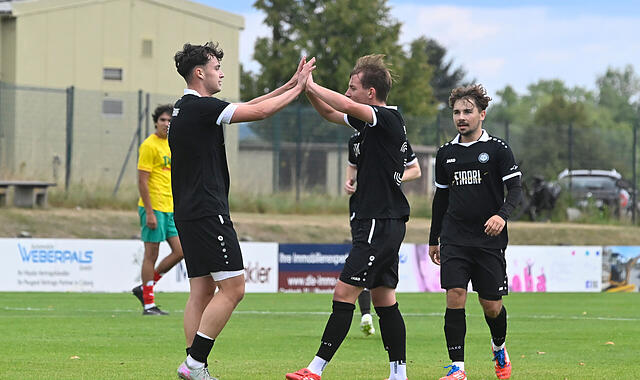 Florian Seiler (links) bejubelt zusammen mit Tim Oikonomides seinen bislang letzten Treffer gegen die 'Zweite' der DJK Bamberg im August.