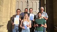 Freuen sich &uuml;ber die neuen Prozessionshefte und pr&auml;sentieren Cover und Hefte und die digitale Version (v.l.): B&uuml;rgermeister Jens Korn, Kirchenpfleger Jan Regel, Nicole Wei&szlig;, Pfarrer Detlef P&ouml;tzl, Thomas Wei&szlig; und Franz Behrschmidt.