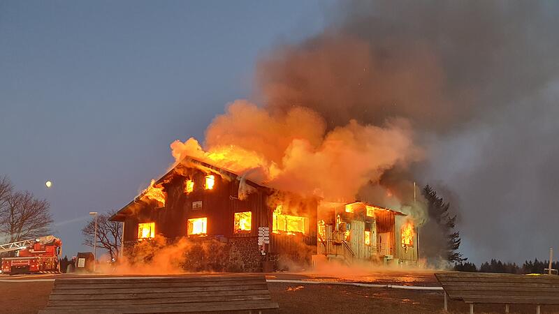 Die Kissinger H&uuml;tte steht in Flammen