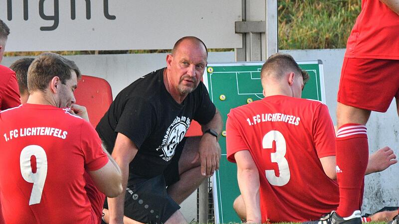 Der Lichtenfelser Trainer Oliver M&uuml;ller erkl&auml;rt seinem Team in der Halbzeitpause im Testspiel in Ebersdorf die Taktik f&uuml;r die zweite H&auml;lfte.