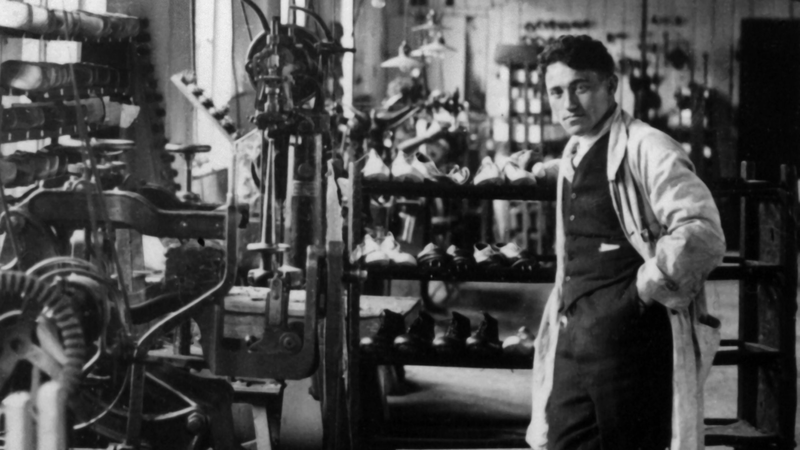 Adolf  &bdquo;Adi&ldquo; Dassler im Jahre 1924: In dieser Halle in Herzogenaurach und mit diesen Maschinen lie&szlig; er die ersten Sportschuhe herstellen.