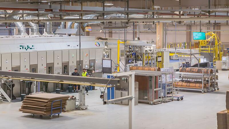 Vieles l&auml;uft bereits automatisiert ab in Forchheims Wellpappe-Werk. Trotzdem arbeiten etwa 250 Menschen in der Steinb&uuml;hlstra&szlig;e.