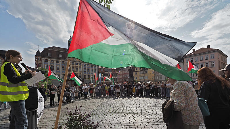 Demonstrationen pro Pal&auml;stina und pro Israel am Freitagnachmittag auf dem Marktplatz in Coburg