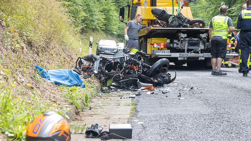 Tragisches Ende eines Ausflugs. Ende Juli kollidieren ein 58-jähriger Motorradfahrer mit einem 68-jährigen Biker aus einer Motorradgruppe zwischen Königsberg und  Hohnhausen. Für beide kam vor Ort jede Hilfe zu spät.