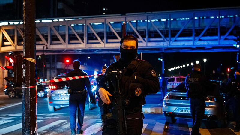 Polizisten sichern den Tatort unweit des Eiffelturms. Dort ist am Samstag ein deutscher Tourist von einem mutmaßlich islamistischen Attentäter getötet worden. Polizisten sichern den Tatort unweit des Eiffelturms. Dort ist am Samstag ein deutscher Tourist von einem mutmaßlich islamistischen Attentäter getötet worden.