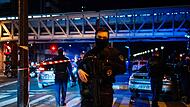 Polizisten sichern den Tatort unweit des Eiffelturms. Dort ist am Samstag ein deutscher Tourist von einem mutmaßlich islamistischen Attentäter getötet worden.